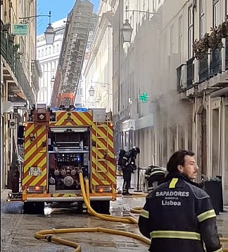 Three injured in fire at Café Nicola, in Rossio, in downtown Lisbon. Fire declared extinguished