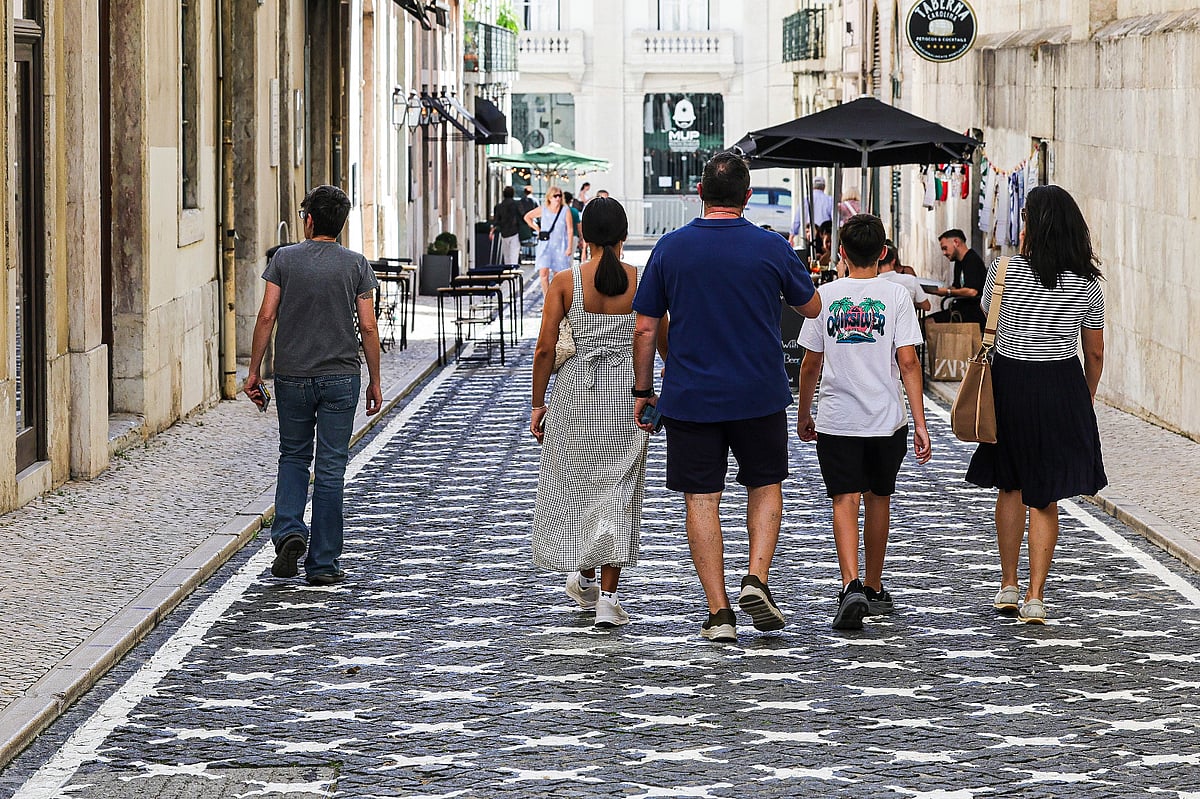 Lisbon: 'Viva a Rua!' programme reduces parking in Chiado and returns space to pedestrians