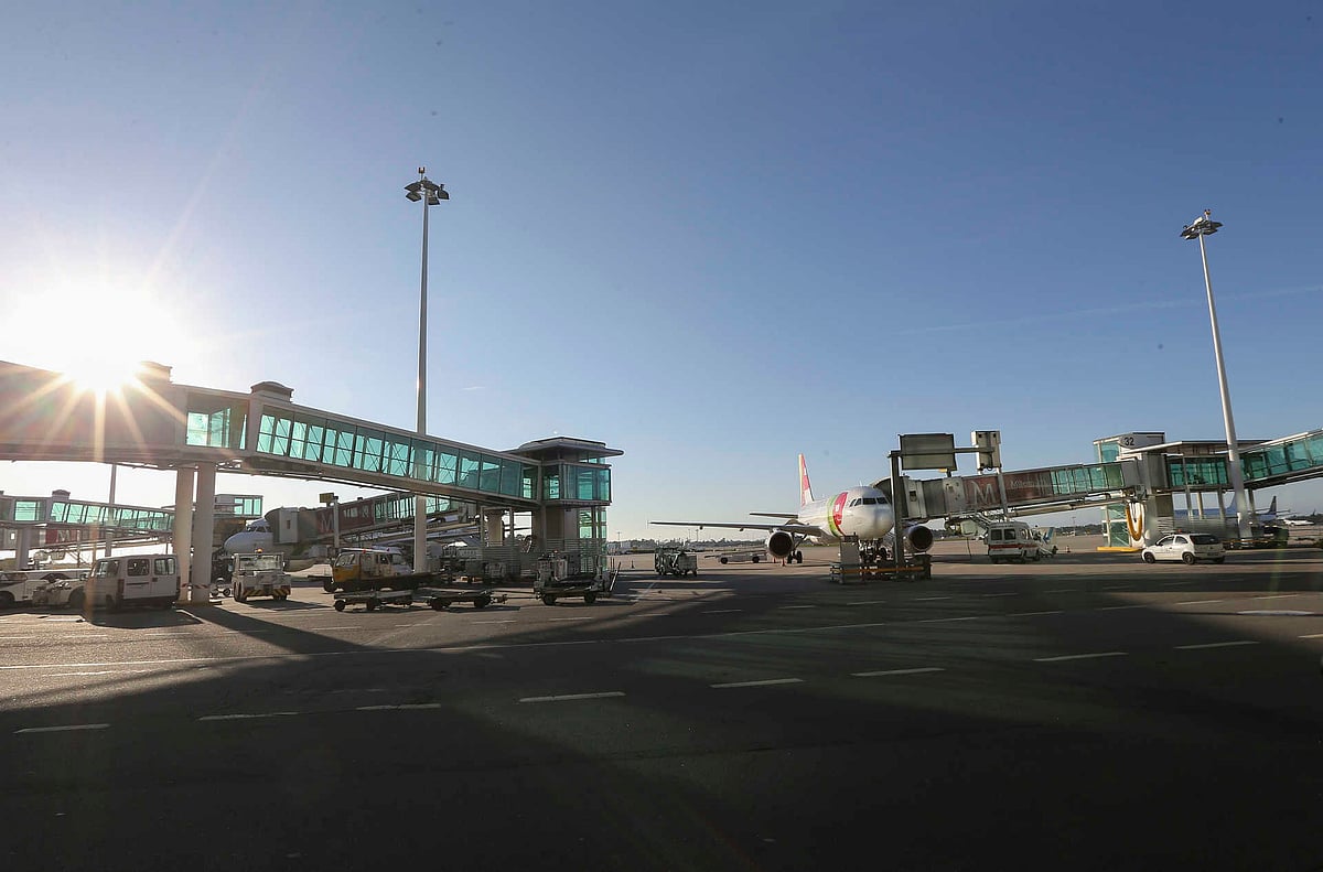 Emergency landing at Porto airport after cabin smoke reported