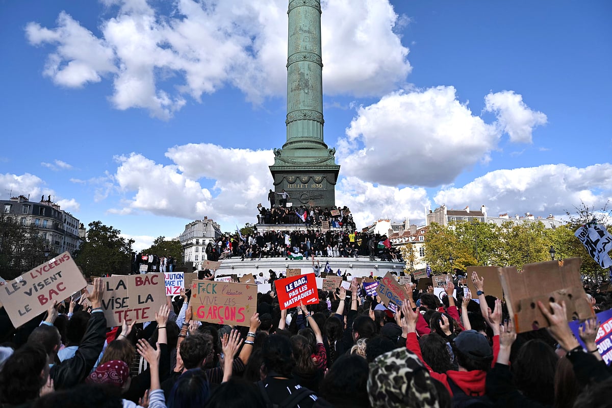 Protestos em França. Tensão entre manifestantes e polícia na Praça da ...