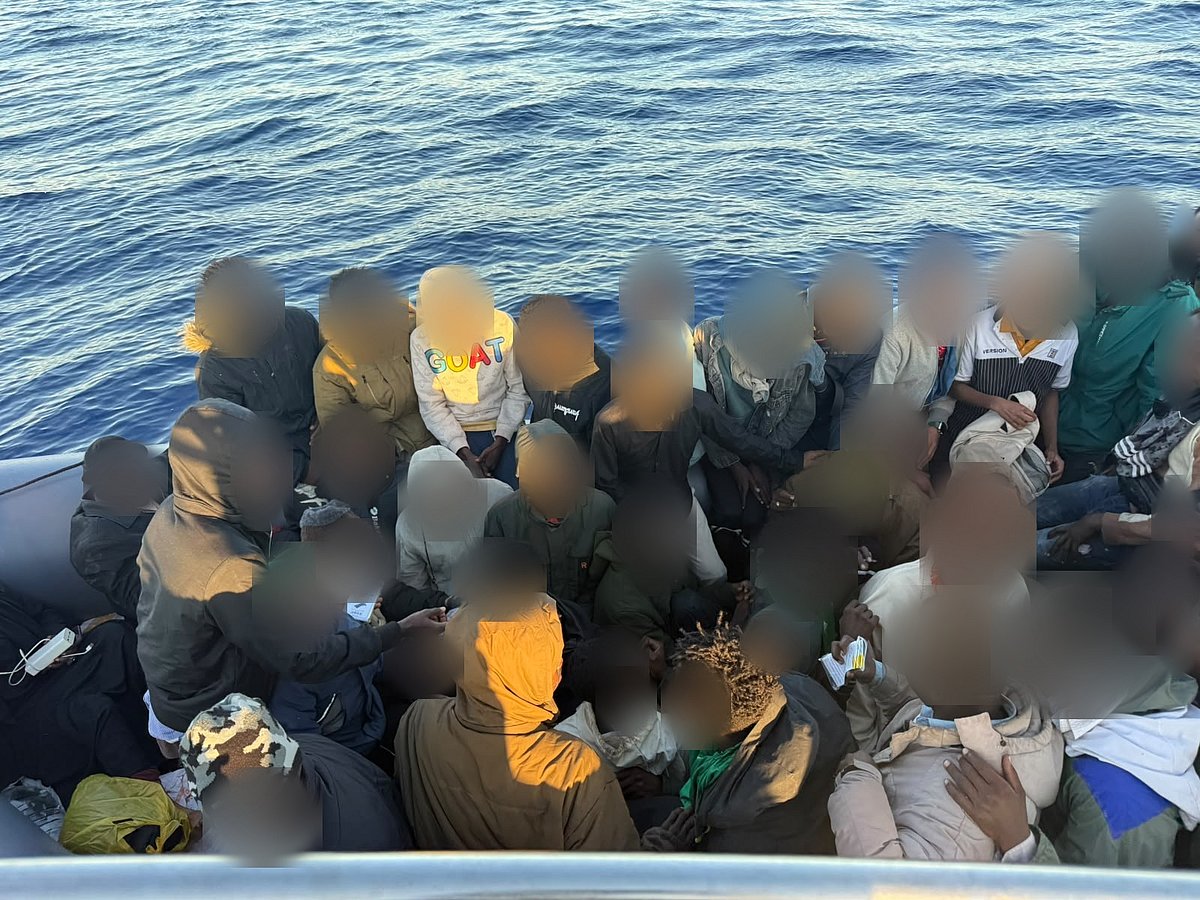 Polícia Marítima resgata 102 migrantes em missão de salvamento ao largo ...