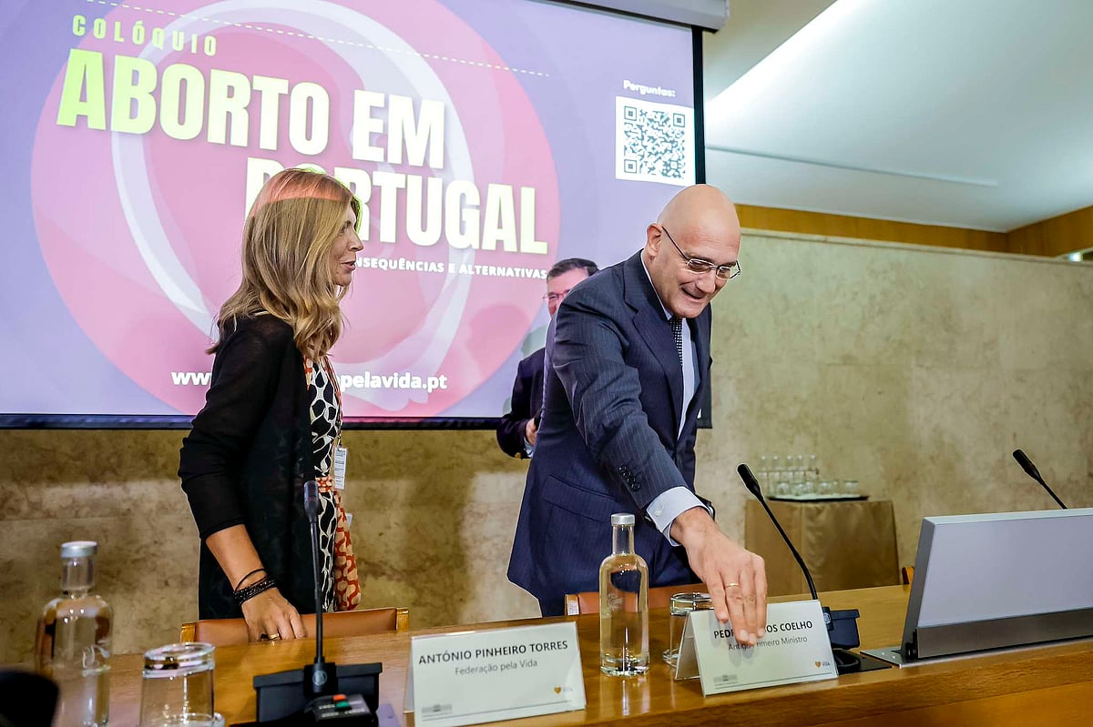 Passos Coelho Calls for Reinstating Stricter Abortion Rules