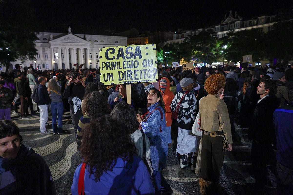 Manifestantes a chegar ao Rossio sem tendas, mas com malas de campismo e sacos-cama