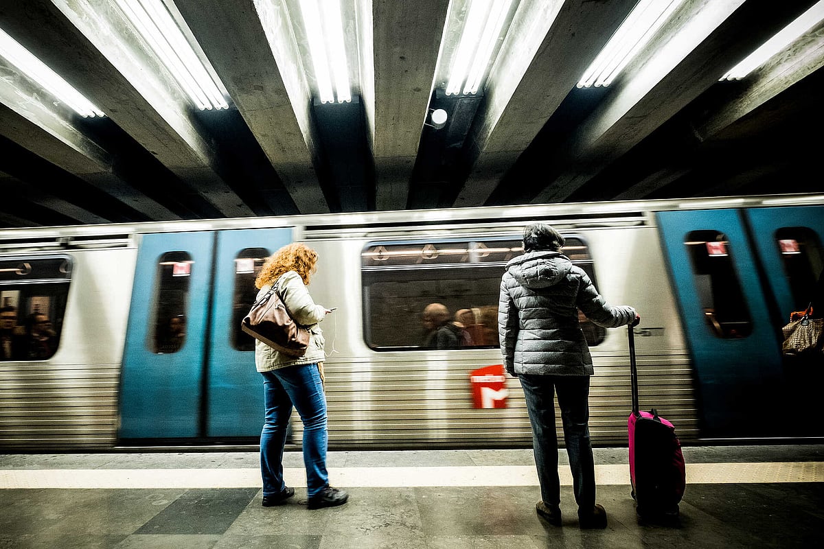 Descarrilamento de metro. Linha verde interrompida, amarela já reabriu