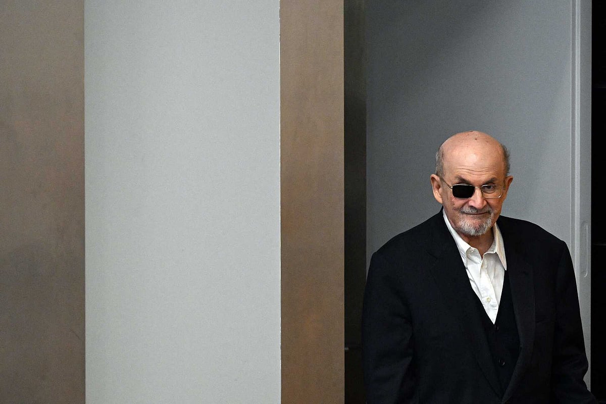 "Passou um milímetro do meu cérebro". Rushdie ouvido novamente em tribunal sobre ataque de 2022