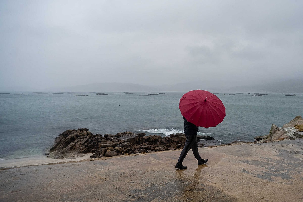 Weekend rain puts 14 districts under yellow alert