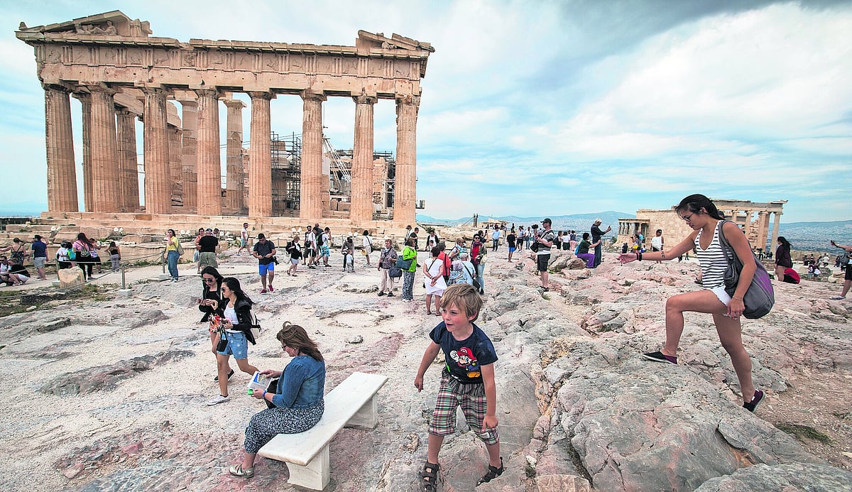 Homem esfaqueia turistas perto da Acrópole, em Atenas