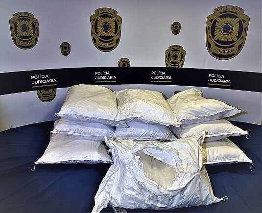PJ apreende 197 quilos de cocaína escondidos em casco de navio