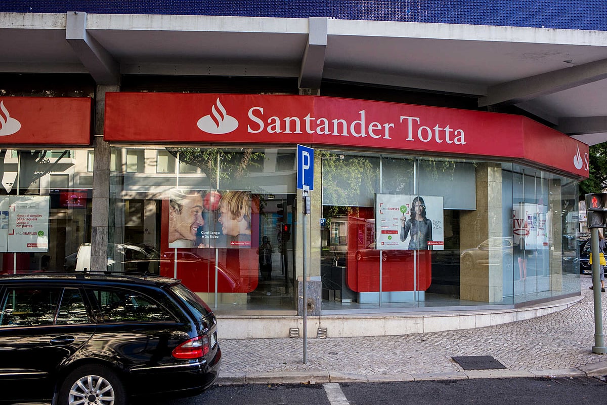 Santander paid over one million euros to 458 executives last year
