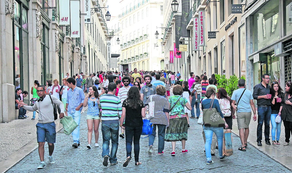 Portuguese people are living more alone and in smaller families