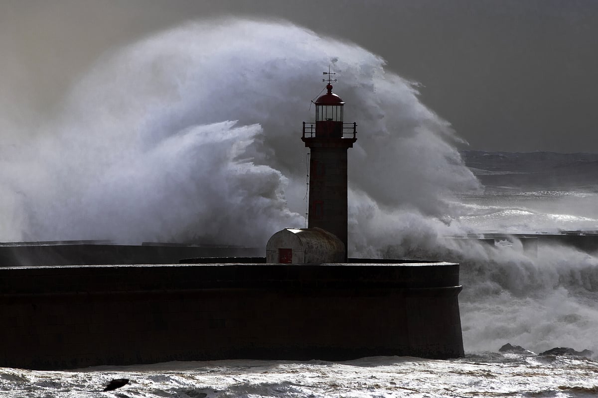 Açores. Ondas podem atingir 18 metros de altura e rajadas de vento até 152 quilómetros por hora