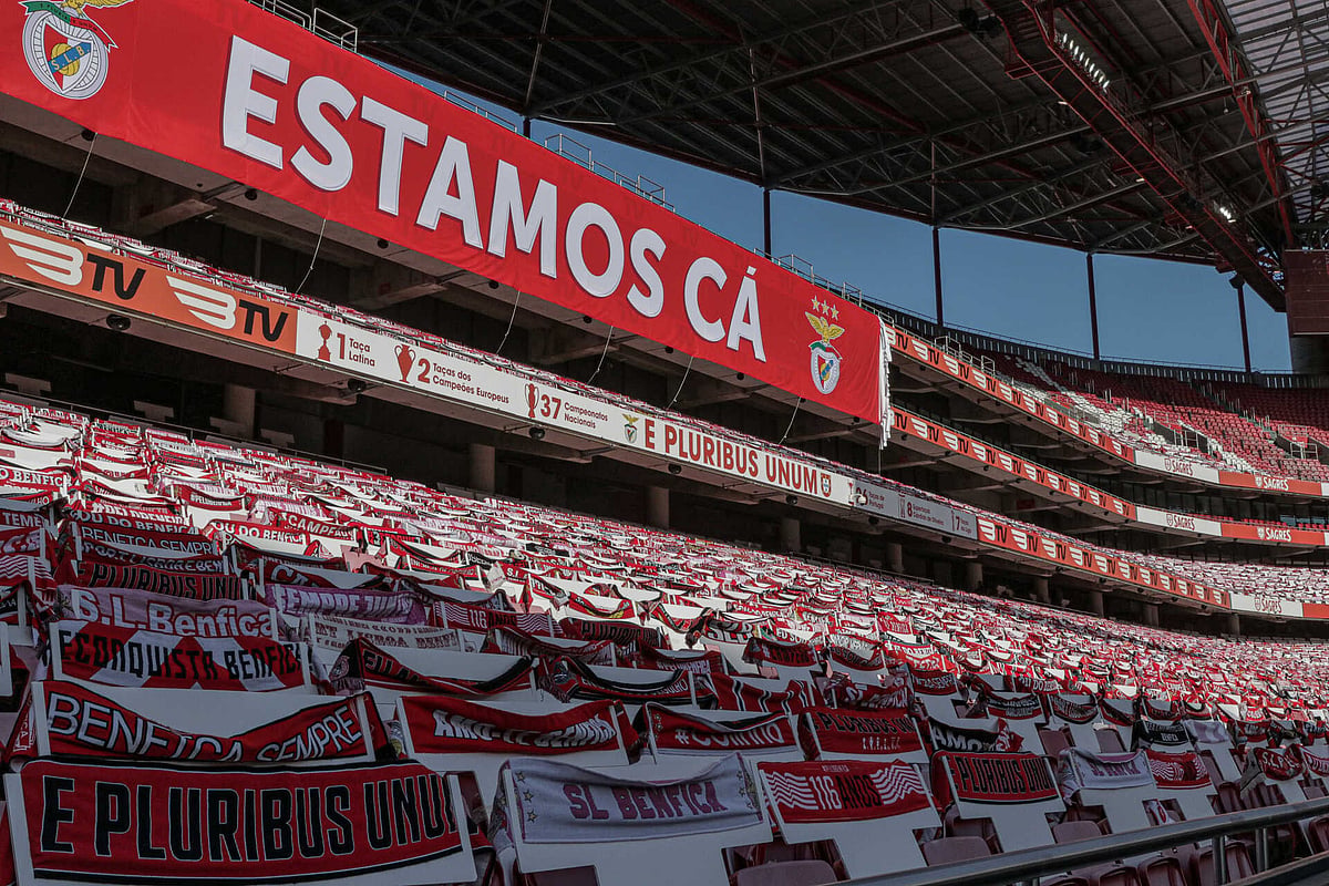 À porta fechada, mas com apoio cá fora: Benfica abre a 'fan zone' da Luz para a estreia na I Liga