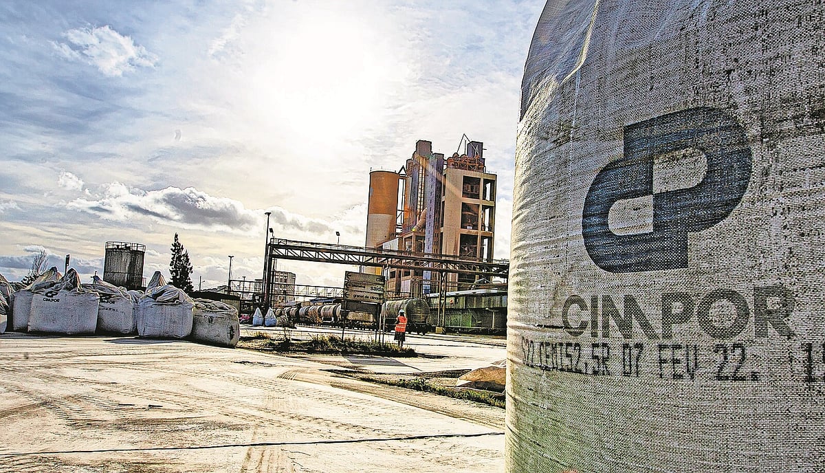 Salaries at Cimpor and Secil rise between 90 and 140 euros and working hours are reduced