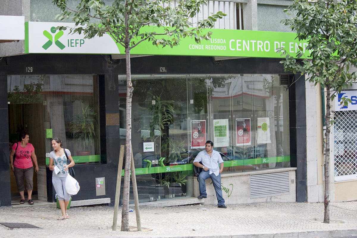 Desemprego cai para mínimos de 15 anos no segundo trimestre. Dívidas baixam para perto do rendimento anual