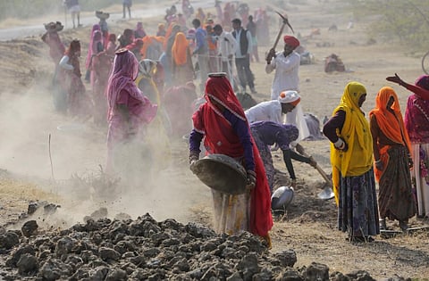 क्या ‘मनरेगा’ में है कोरोनावायरस से पैदा हुए ग्रामीण संकट का जवाब
