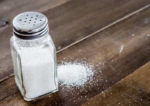 रोजाना दोगुना अधिक नमक खाते हैं भारतीय, हो रहे हैं बीमार : अध्ययन 