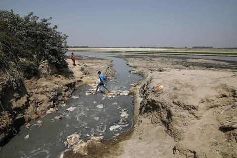 कानपुर में एक नाले का पानी बिना ट्रीट किए गंगा में गिर रहा है। गंगा की सफाई के लिए 114 सीवेज इन्फ्रास्ट्रक्चर और एसटीपी प्रोजेक्ट स्वीकृत हुए हैं लेकिन केवल 27 ही पूरे हो पाए हैं (विकास चौधरी / सीएसई)