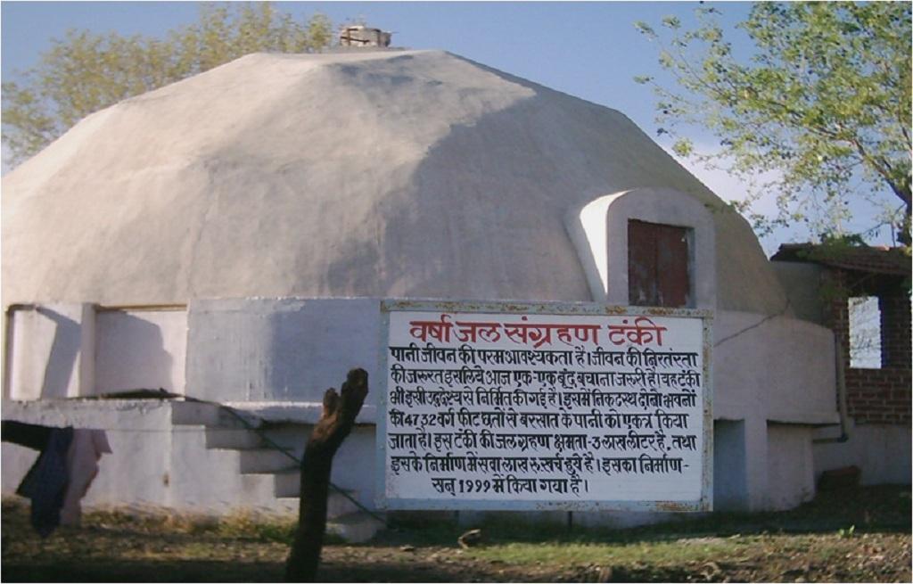 बारिश के पानी को इस टंकी में सालभर जमा किया जाता है जिसका उपयोग गर्मी के दिनों में होता है। फोटो: मनीष चंद्र मिश्रा 