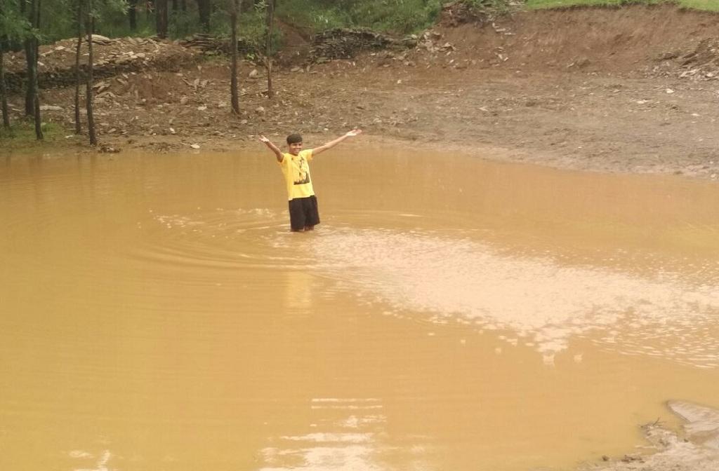 उत्तराखंड के पौड़ी जिले में गांव वालों के बनाये खाल-चाल में जमा पानी। फोटो: सुधीर सुन्द्रियाल 