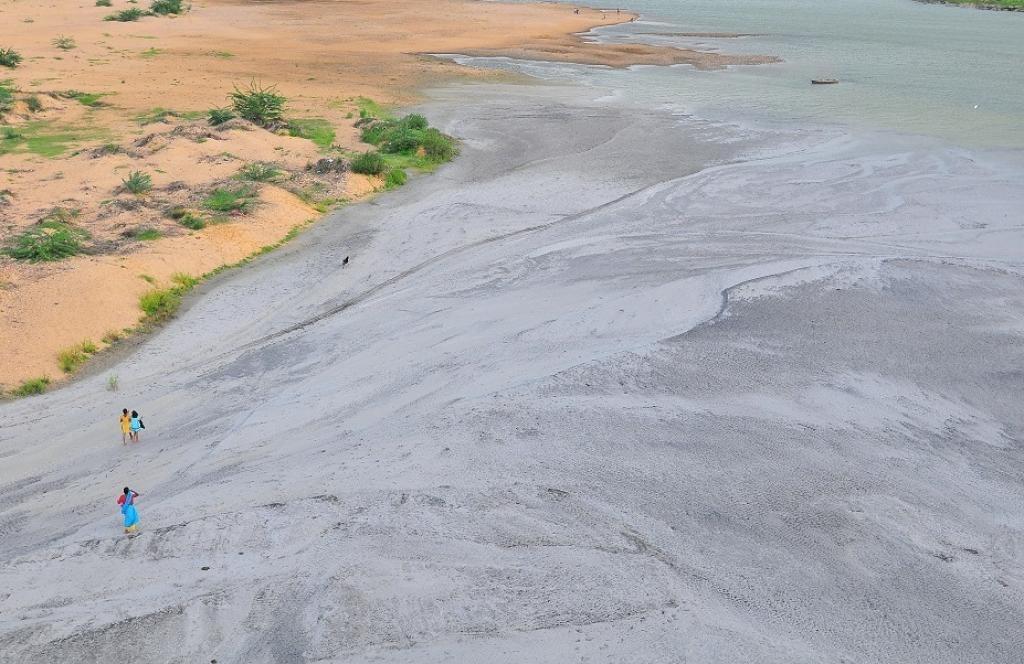 A file photo of fly ash released into Renuka river by a coal-based thermal plant at Obra in Sonbhadra district of Uttar Pradesh. Photo: Meeta Ahlawat 