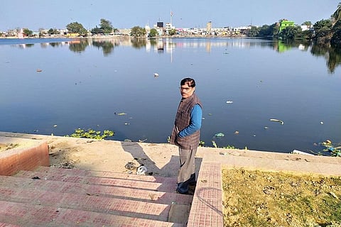 दरभंगा शहर में तालाब बचाने की मुहिम चलाने वाले नारायणजी चौधरी। फोटो: पुष्यमित्र