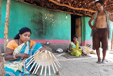 बांस की टोकरी बनाती कमार जनजाति की एक महिला। फोटो: पुरुषोत्तम ठाकुर