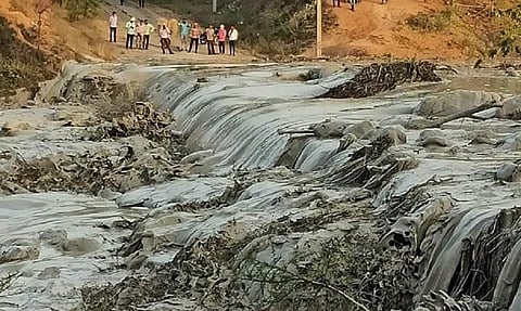 11 अप्रैल 2020 को सासन पावर प्लांट का बांध टूटने के बहती राख की गाद। फाइल फोटो