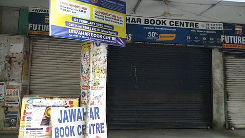 दिल्ली के बेर सराय इलाके में बंद पड़ी किताबों की दुकानें। फोटो: अमन गुप्ता