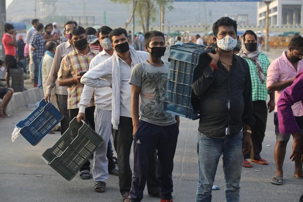 दिल्ली की गाजीपुर मंडी में कतार में लगे सब्जी विक्रेता। फोटो: विकास चौधरी