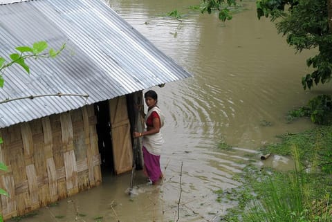आसाम के मजुली में ब्रह्मपुत्रा नदी में आई बाढ़ की वजह से जनजीवन अस्तव्यस्त हो गया। Photo: Istock