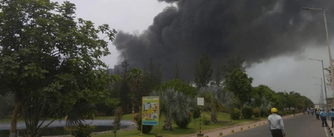 गुजरात के भरूच जिले में स्थित यशश्वी रसायन प्राइवेट लिमिटेड के केमिकल प्लांट में हुए विस्फोट के बाद उठता हुआ धुआं। फोटो: सलीम पटेल