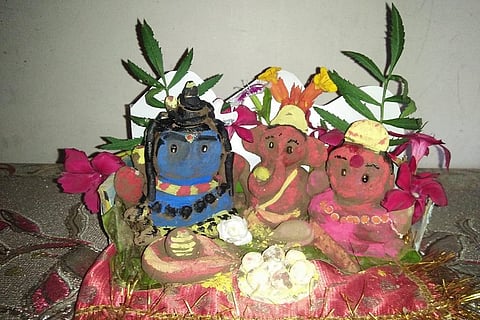 उत्तराखंड के हल्द्वानी शहर में रह रही दीपा लोहनी द्वारा तैयार डिकारे। हरेला पर्व की पूर्व संध्या पर हरेले की गुड़ाई के बाद इनकी पूजा की जाती है। फोटो: दीपा लोहनी