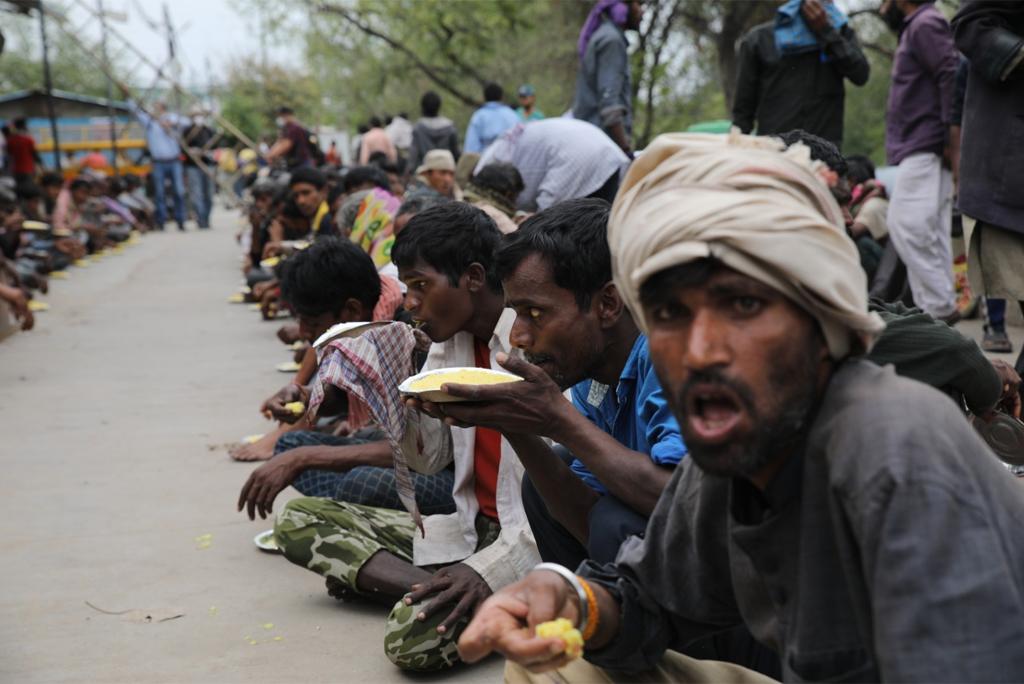 दिल्ली के कश्मीरी गेट इलाके में सरकार द्वारा संचालित एक रैन बसेरे में भोजन करते बेघर मजदूर, फोटो: विकास चौधरी    