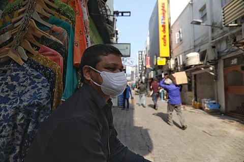 दिल्ली के खान मार्केट में ग्राहक का इंतजार एक दुकानदार। फोटो: विकास चौधरी