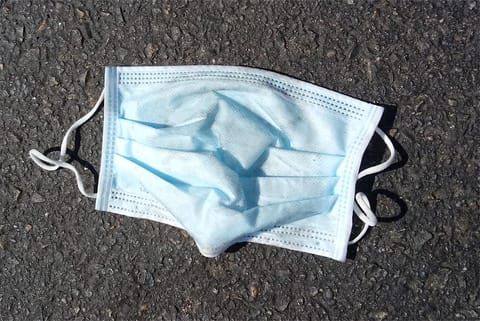 Photo: Wikimedia Commons, A discarded disposal face mask