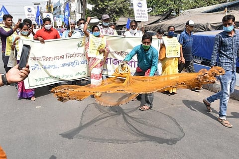 पश्चिम बंगाल के कोलकाता शहर में एक रैली निकाली गई, जिसमें राजनीतिक दलों से मांग की गई कि वे अपने घोषणापत्र में नदियों जलाशयों के संरक्षण के मुद्दे को शामिल करें। फोटो: उमेश कुमार राय 