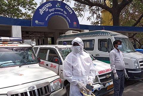 लखनऊ के शवदाह गृह के बाहर खड़े कर्मचारी, जो अपने साथ लाए गए शव को जलाने के लिए बारी का इंतजार कर रहे हैं। फोटो: रणविजय सिंह