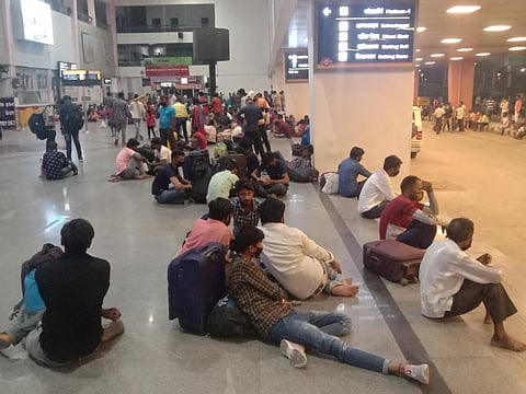 Photo : अहमदाबाद में रेलवे स्टेशन पर गाड़ी के इंतजार में प्रवासी
