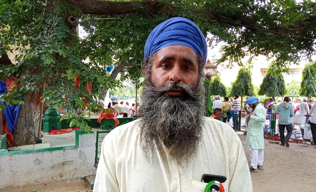 लखीमपुर खीरी के गन्ना किसान दलजीत सिंह का चीनी मिल पर 95 हजार रुपए बकाया हैं। फोटो: रणविजय सिंह