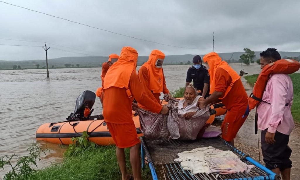 मध्य प्रदेश के ग्वालियर में एनडीआरएफ की टीम लोगों को बाढ़ से बचाव करते हुए। फोटो: twitter/@NdrfRrc 