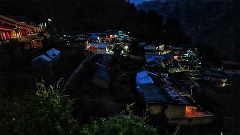 सौर ऊर्जा से जगमग उत्तराखंड स्थित टिहरी का गांव कफुलता। फोटो: वर्षा सिंह