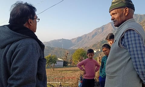 बंगद्वारा गांव से ली गई तस्वीर, जिसमें ग्रामीण जय सिंह पंवार सामने की पहाड़ी दिखा रहे हैं। फोटो: महिपाल सिंह