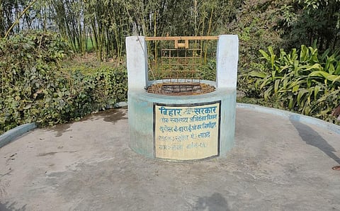 सुपौल जिला के लाउढ पंचायत में लोक स्वास्थ्य अभियंत्रण विभाग के द्वारा हुए जीर्णोद्धार हुए कुंए में भीतर का दीवार का मरम्मत नहीं किया गया। शुरुआत में कुएं की उड़ाही और सफाई नहीं की गई थी। चेन पुली भी नहीं लगाया गया, साथ ही सोख्ता का निर्माण भी नहीं किया गया है। फोटो: राहुल कुमार गौरव