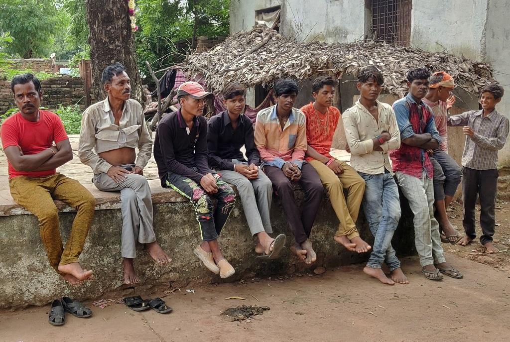 उत्तर प्रदेश के ललितपुर जिले की सहरिया जनजाति के युवा बेरोजगारी का दंश झेल रहे हैं। फोटो: अमन गुप्ता