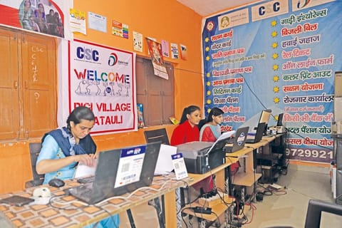 हरियाणा के  सोनीपत के गांव दतौली में भारतनेट ब्रॉडबैंड सेवा के जरिए ग्रामीणों के काम हो रहे हैं (फोटो: मिधुन विजयन / सीएसई)