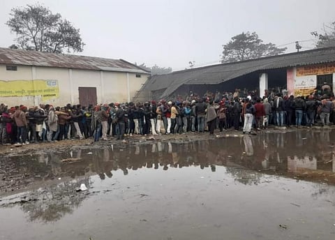 Photo :  पिछले वर्ष खाद संकट, राहुल कुमार गौरव