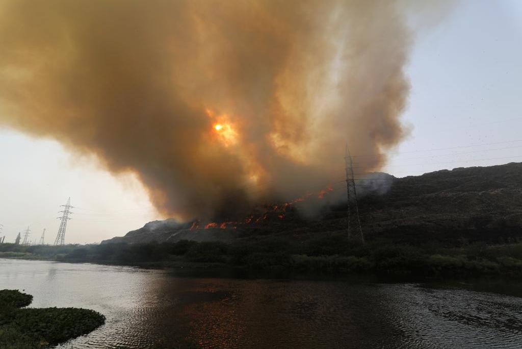 क्या दिल्ली की लैंडफिल्स में बार-बार लगने वाली आग की घटनाओं को रोक सकती है बायो माइनिंग