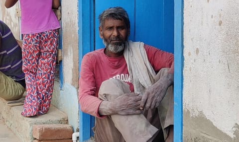 उत्तर प्रदेश के हमीरपुर जिले के सरीला क्षेत्र में रहने वाले पीर मुहम्मद चार बीघे के किसान हैं। फोटो: अमन गुप्ता