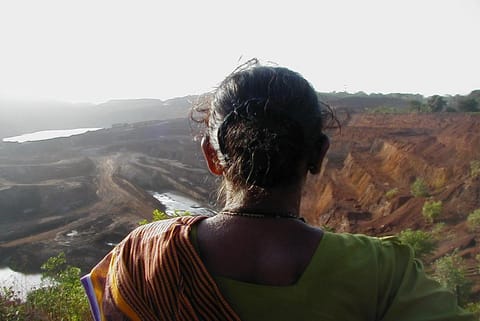 खनन के कारण तबाह क्षेत्र को देखती ग्रामीण; प्रतीकात्मक तस्वीर: विकिमीडिया कॉमन्स