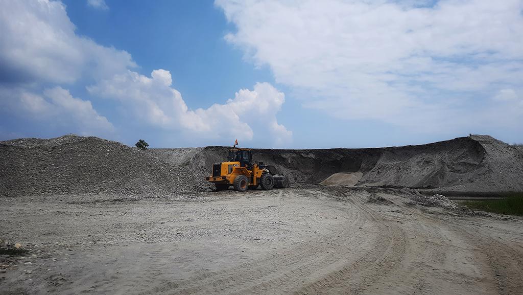 देशभर में बड़े पैमाने पर हो रहे रेत खनन को देखते हुए विशेषज्ञ अब इसे लघु नहीं बल्कि प्रमुख खनिज के तौर पर वर्गीकृत करने की मांग कर रहे हैं। फोटो: वर्षा सिंह